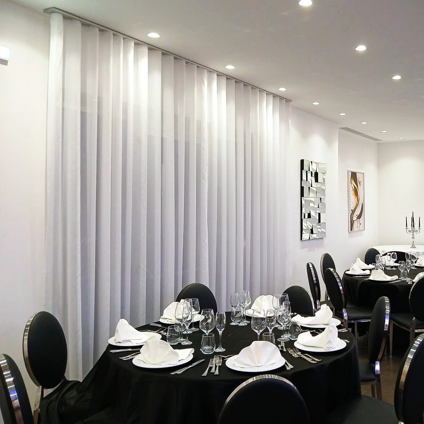 Ristorante con tende e tavoli apparecchiati
